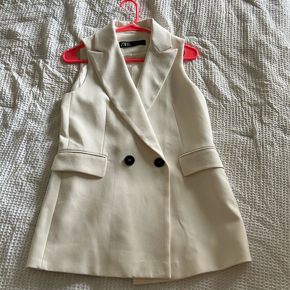 Cream Zara sleeveless blazer